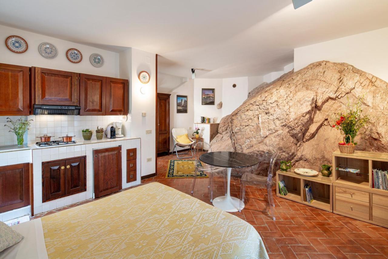 Residence Menotre Rasiglia Bagian luar foto