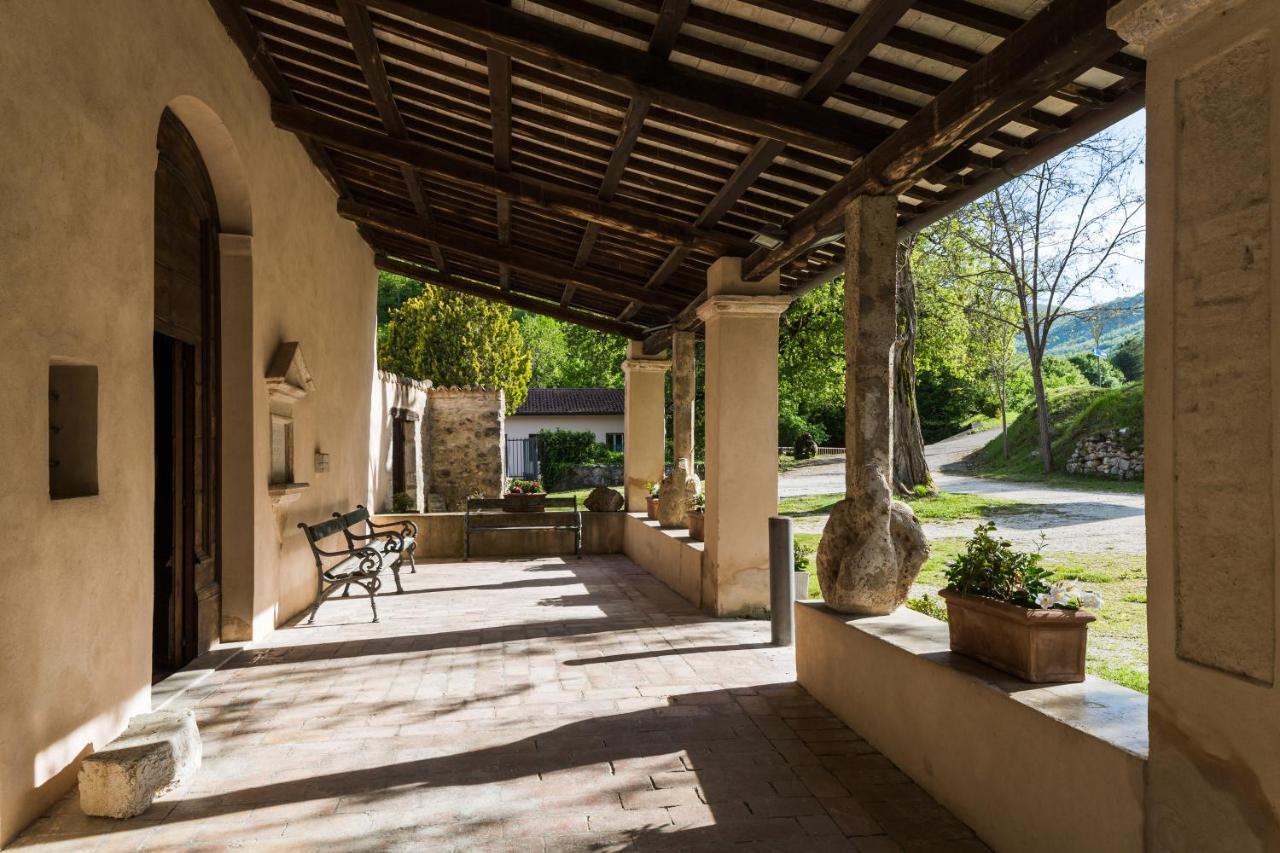 Residence Menotre Rasiglia Bagian luar foto