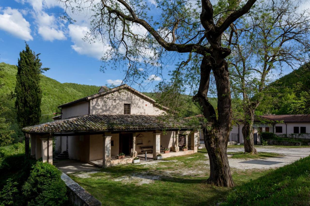 Residence Menotre Rasiglia Bagian luar foto