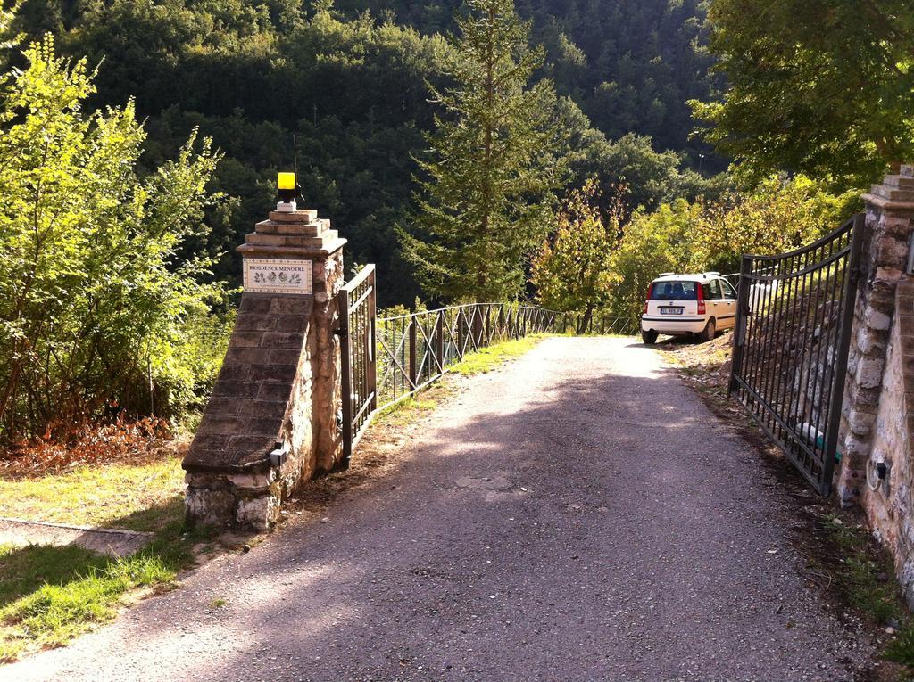 Residence Menotre Rasiglia Bagian luar foto