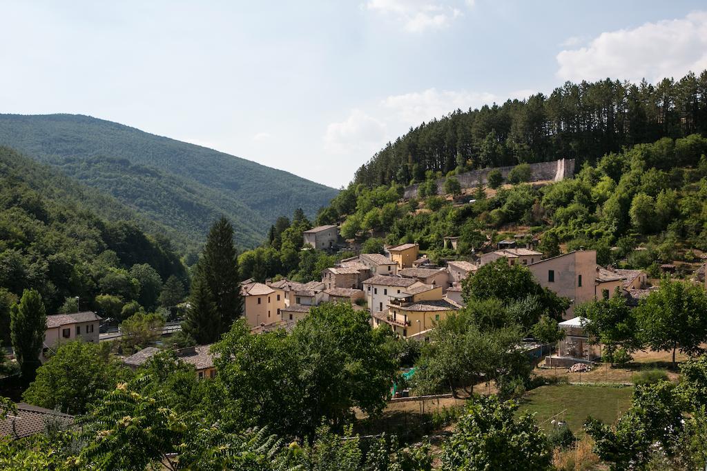 Residence Menotre Rasiglia Bagian luar foto