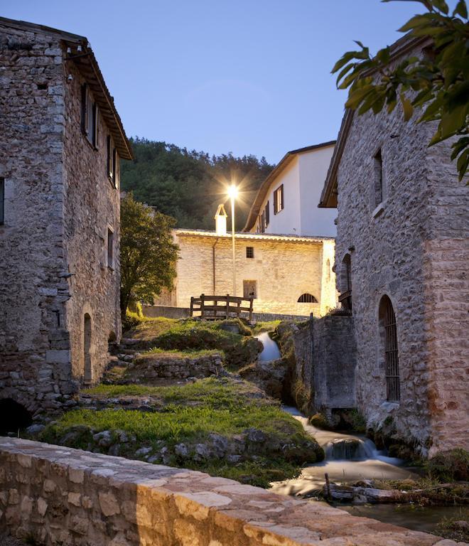 Residence Menotre Rasiglia Bagian luar foto